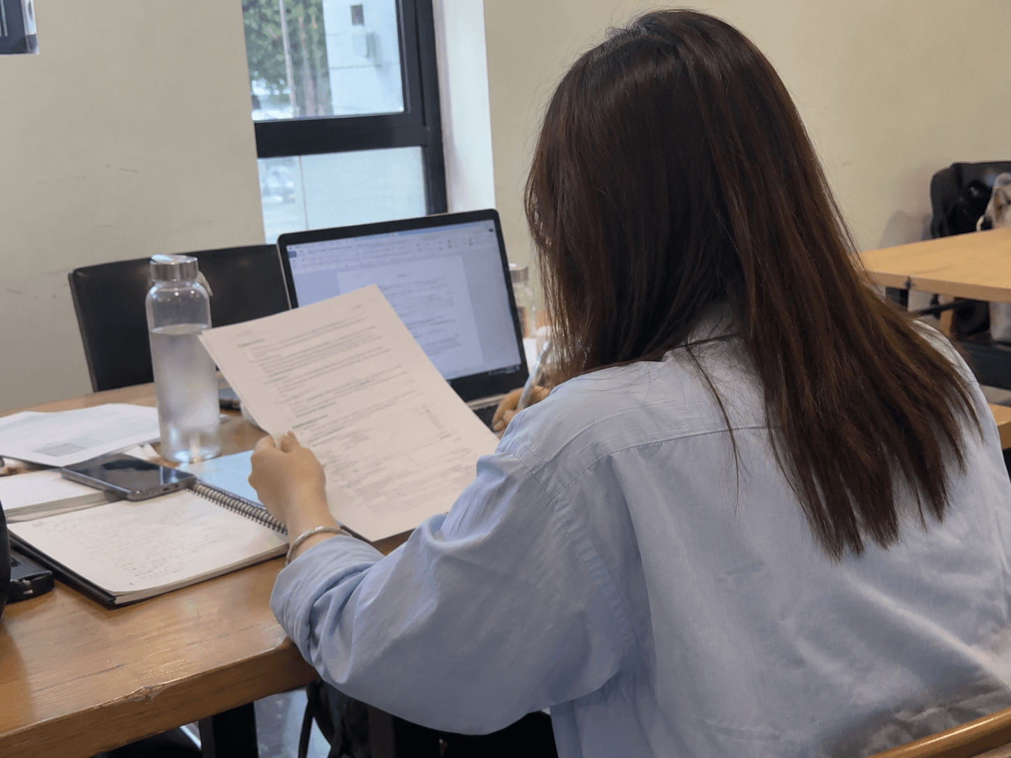 Person am Laptop bei der Vorbereitung von Unterlagen
