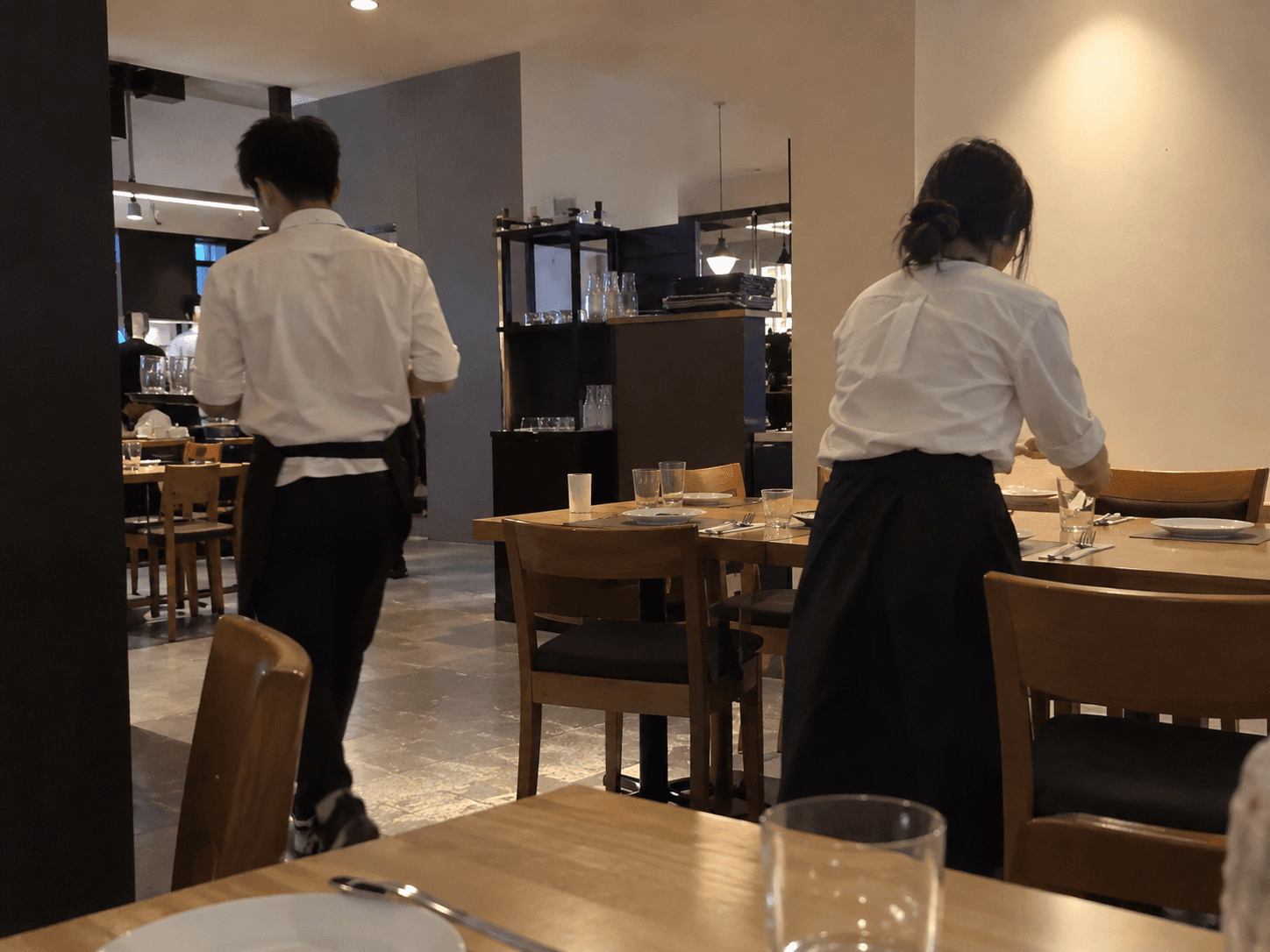 Zwei Servicekräfte bei der Arbeit in einem Restaurant