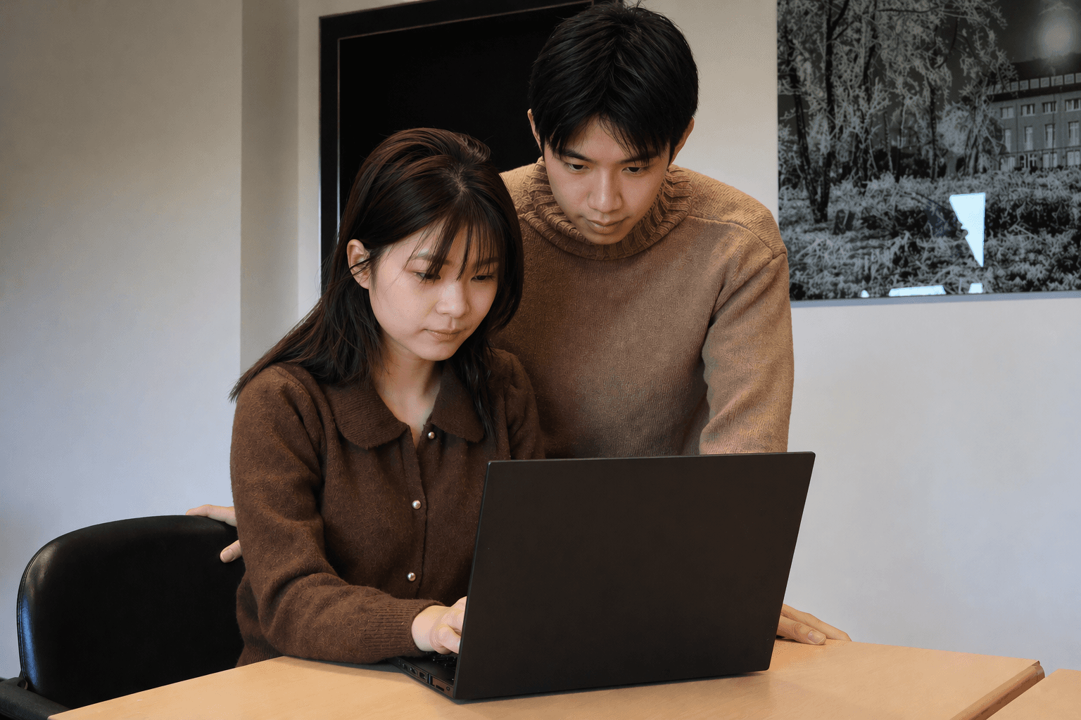 Tam und Leon von LT Vermittlung bei der gemeinsamen Arbeit